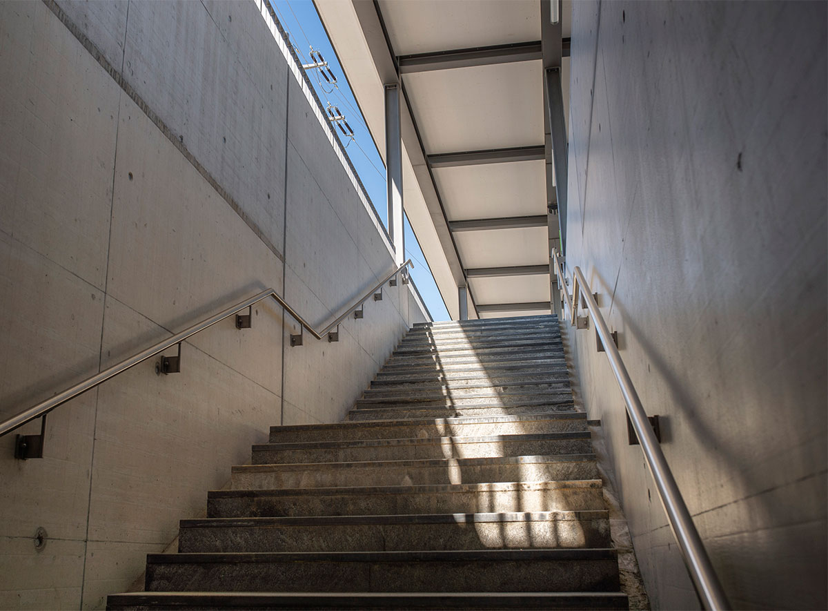 Metallbau: Handläufe aus Edelstahl am Bahnhof Münteschemier